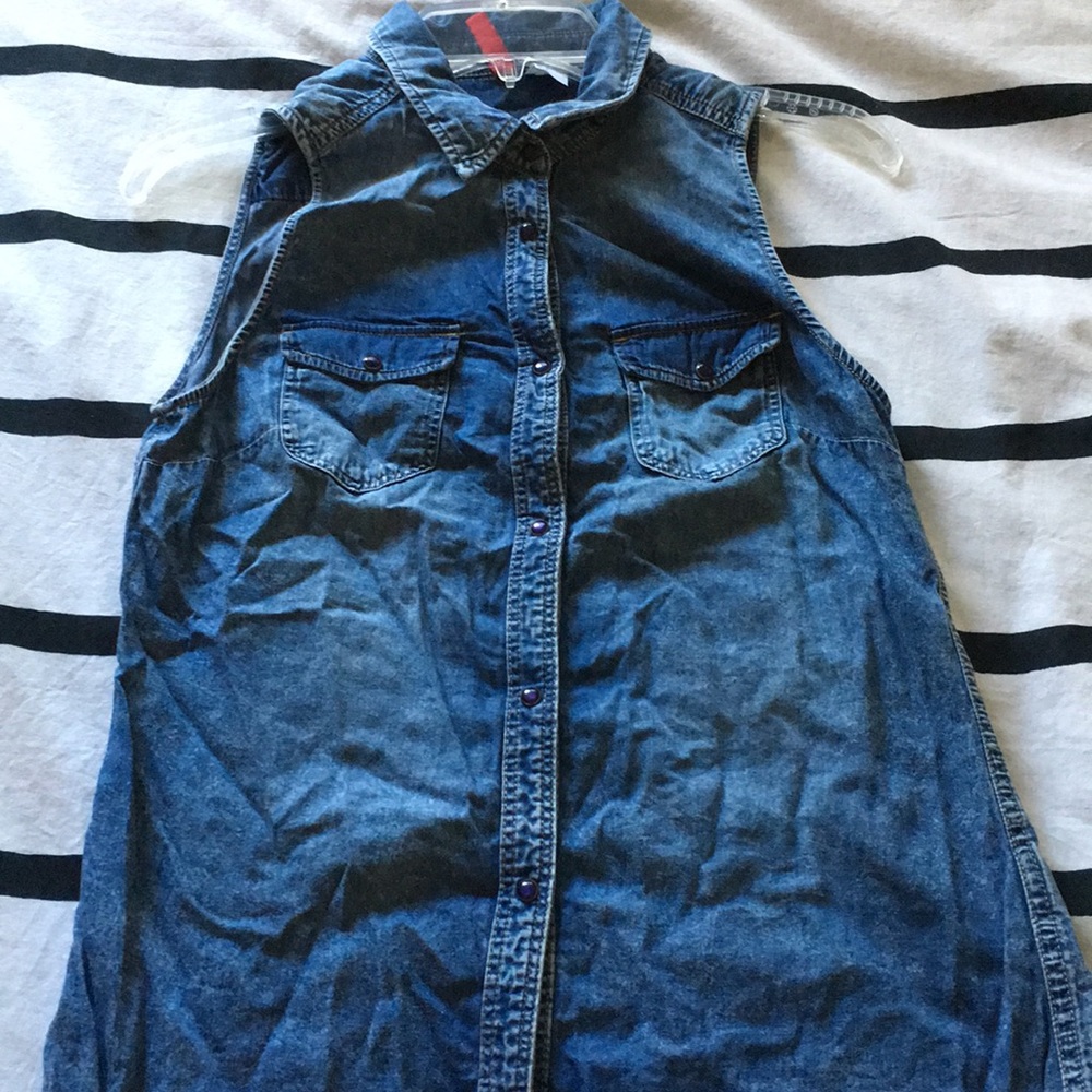 Sleeveless denim collared top